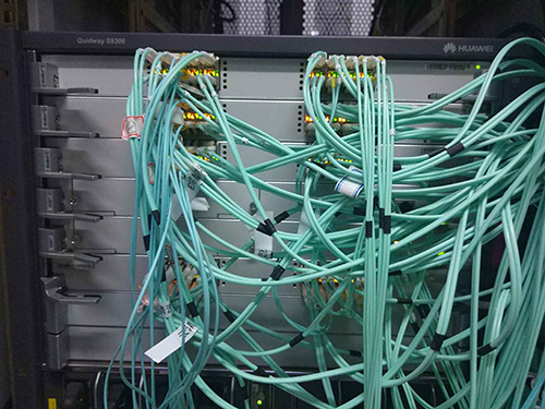 �߷�������Ӳ������ǽ